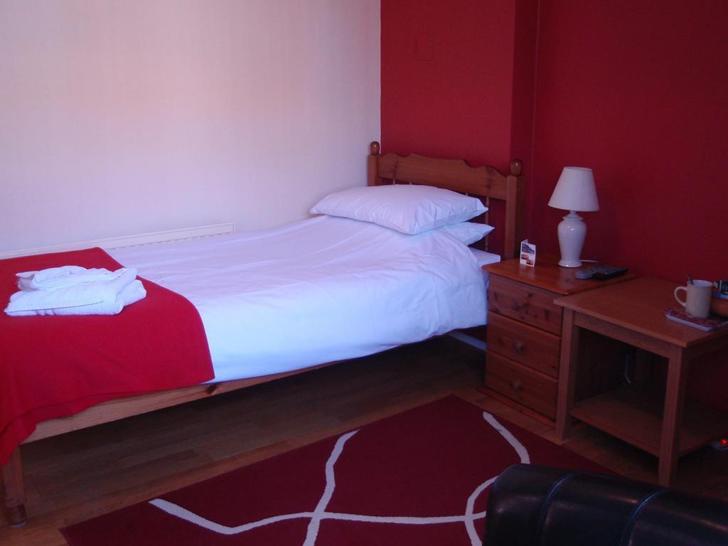 Red Lion Accommodation أبينغدون الغرفة الصورة